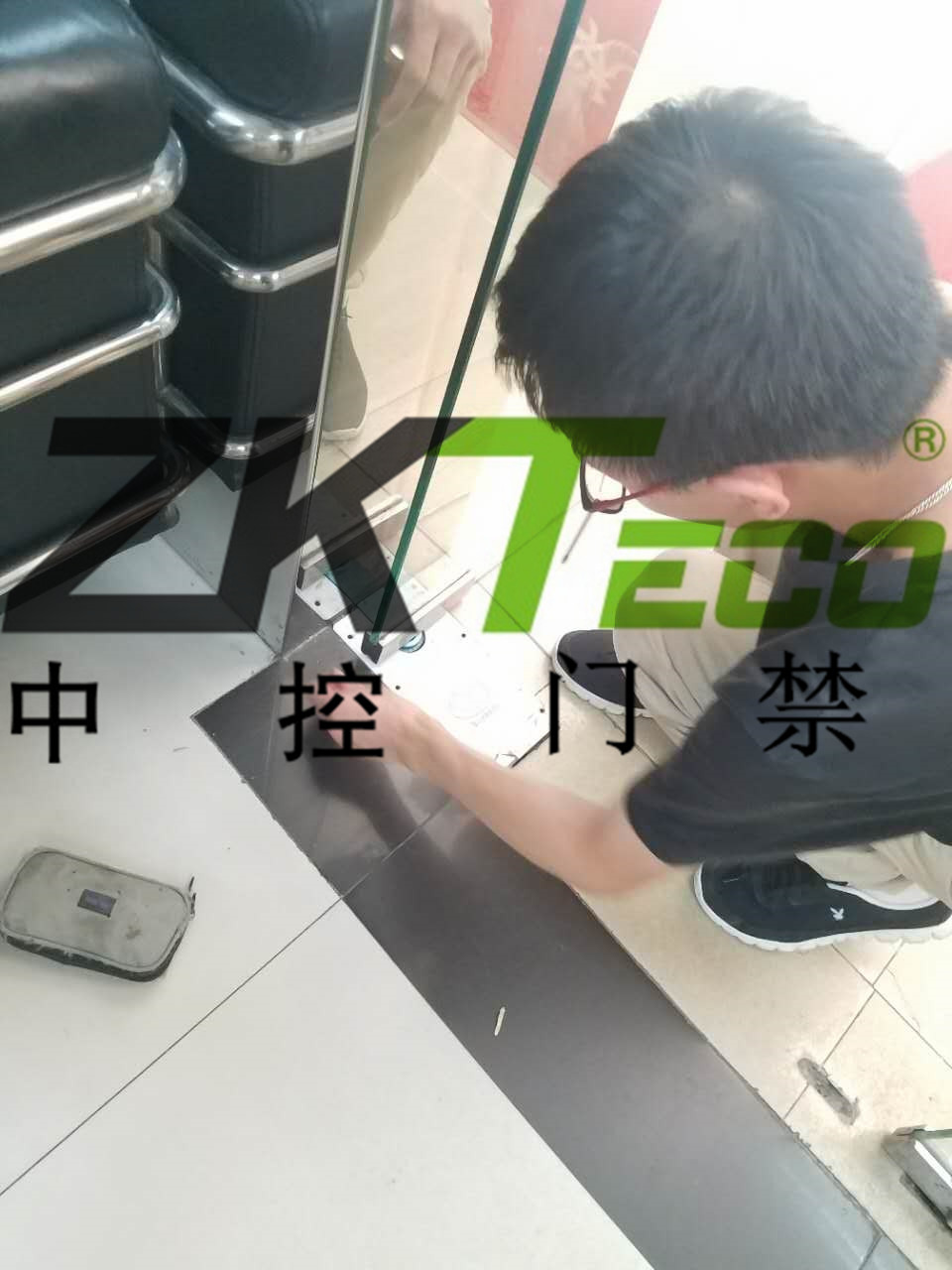 中控門禁公司在越秀區更換玻璃門彈簧，調維修玻璃門