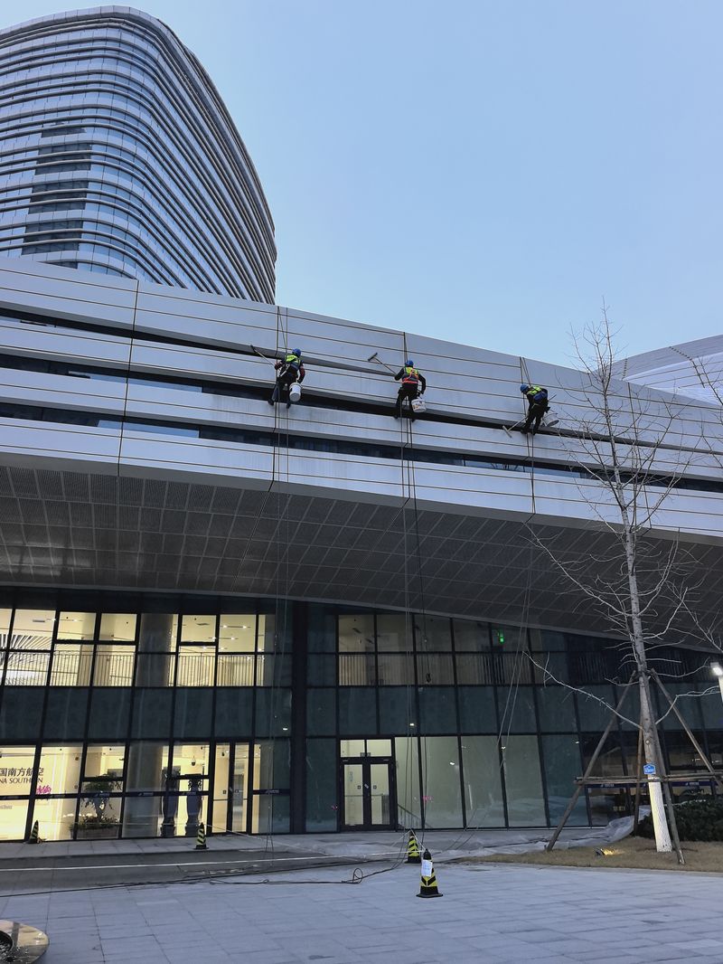 南航大廈外墻清洗